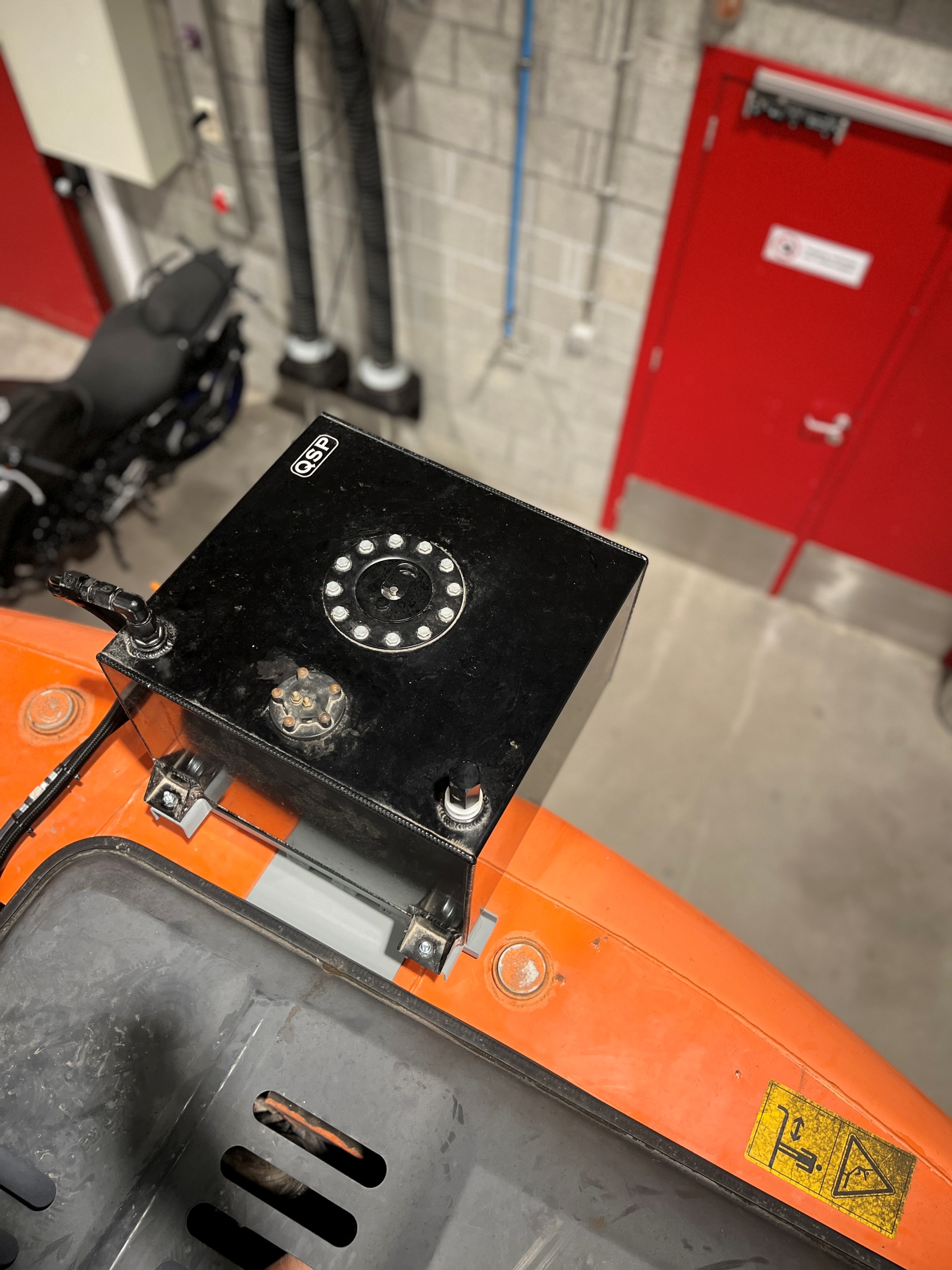 Een extra brandstoftank gemonteerd op de graafmachine.